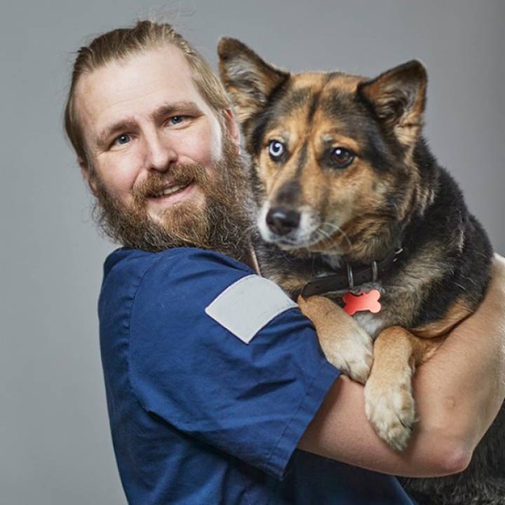 Veterinær i KLP Skadeforsikring, Aksel Granum med hunden Fluffy.