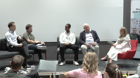 Kjetil Gjøen-Øien og Ronny Myrvoll fra KLP Banken i samtale med Abdinor Mahamad fra Tøyen Sportsklubb og Arne Bård Dalhaug fra NIF, ledet av Ida Marie Holmskog fra KLP Banken. 