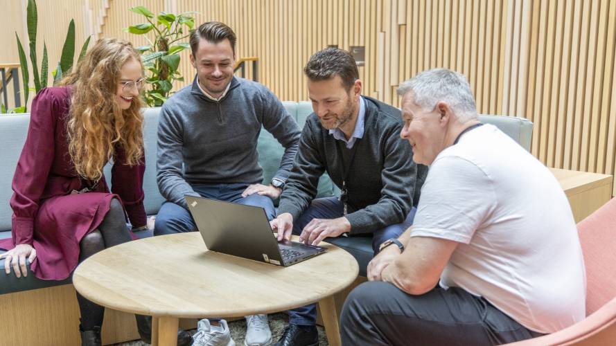 Dagrun Aarnes Nisja, (fra venstre)  Eivind Østre, Arnt Christian Laache og Torgeir Gustafson jobber sammen med å effektivisere søknadsbehandlingen i KLP Banken. Foto: Nils Fredrik Wisløff-Høgestøl