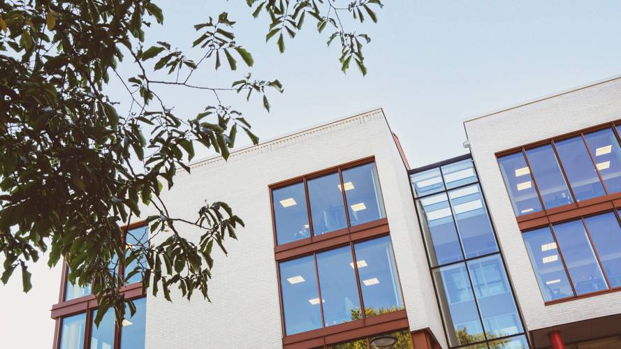 Vinduer på et kommunehus