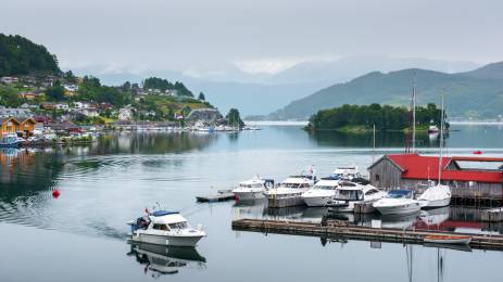 Småbåthavn i fjord på Vestlandet