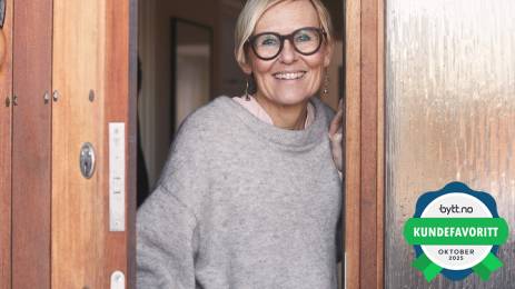 Dørdame_velkommen_voksen_KLP_ima212963_kundefavoritt_okt