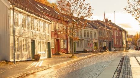 Gate med trehus i Trondheim på høsten