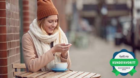 ByttNO_dame_med_telefon_og_kaffe_på_byen_Nov