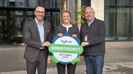 Fra venstre Robin Østby, direktør  personmarked og Mathilde Hongseth og Werner Heum - to av dem du kan møte på telefon når du ringer KLP.