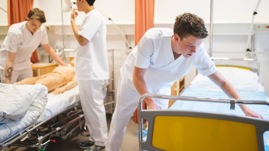 Jakob Grønstad (i forgrunn) har sammen med Jonas Schmidt og Felix Chik Wu en bratt læringskurve som førsteårsstudenter. Foto: Benjamin Ward