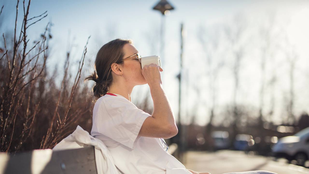 Sykepleier har kaffepause