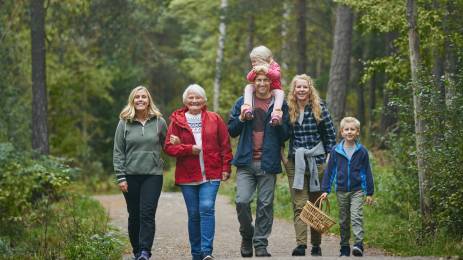 Illustrasjonsbilde - generasjoner på tur i marka