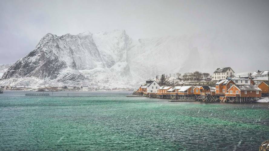 Kystmiljø med fjell i bakgrunn