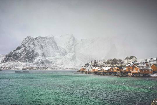 Kystmiljø med fjell i bakgrunn