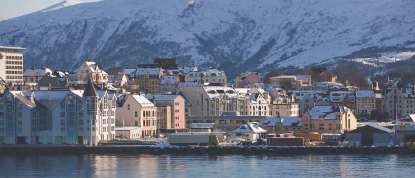 bygning fjell snø vann