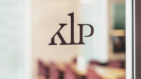 Logoen til KLP på en dør