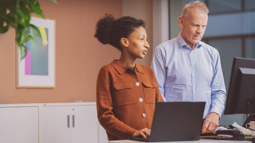 Kontor_samarbeid_dame_mann_KLP Kapitalforvaltning