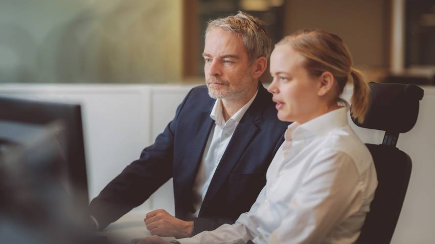 Forvaltere_PC_mann_dame_KLP Kapitalforvaltning