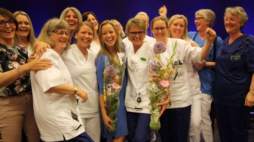 Arbeidsglede: Hanne Sørvaag med Randi Dørum og gode kolleger på Levanger sykehus.