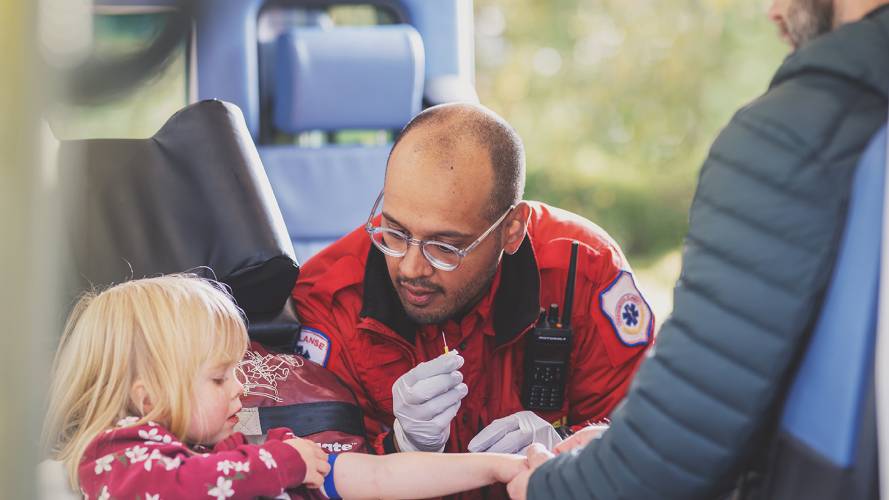 Ambulanse_mann_barn_sprøyte_KLP_web