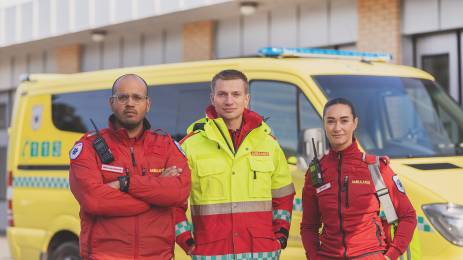 Ambulanse_3kollegaer_blikkontakt_KLP_web